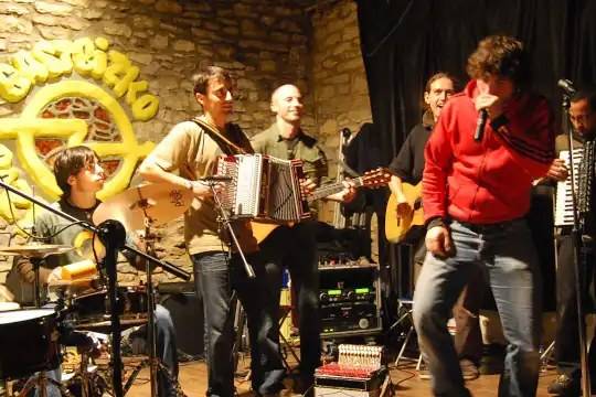 Gasteizko jaiak. Dantza plazan: Azido Folkloriko
