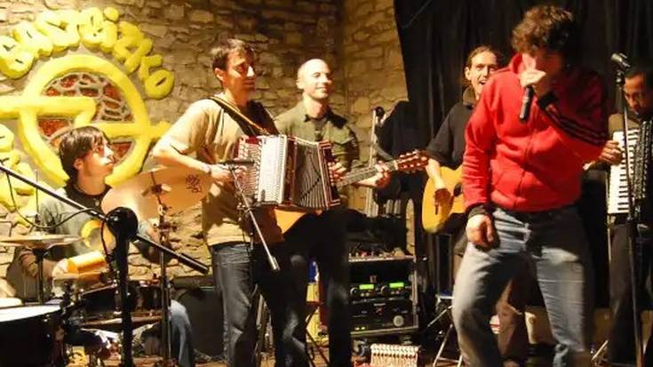 Gasteizko jaiak. Dantza plazan: Azido Folkloriko