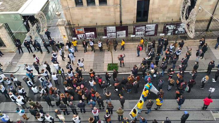 Aeronautikako langileak Eusko Legebiltzarrera kateatu dira, kaleratzeen aurka