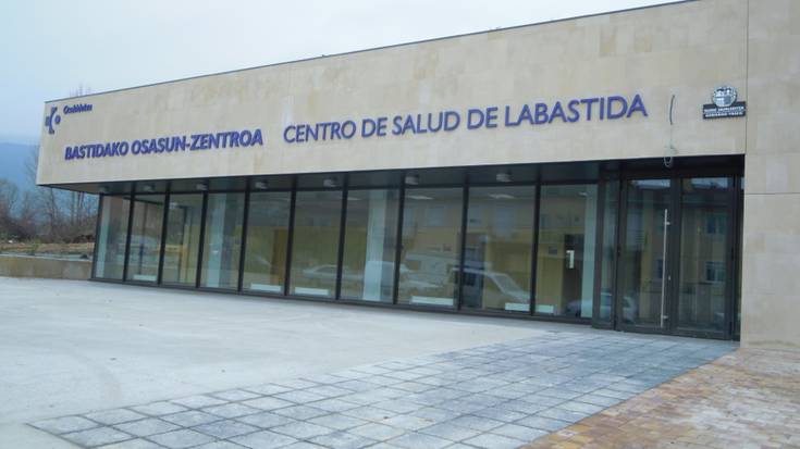 Osakidetzaren arreta urria salatu dute Arabako hainbat udalerritan
