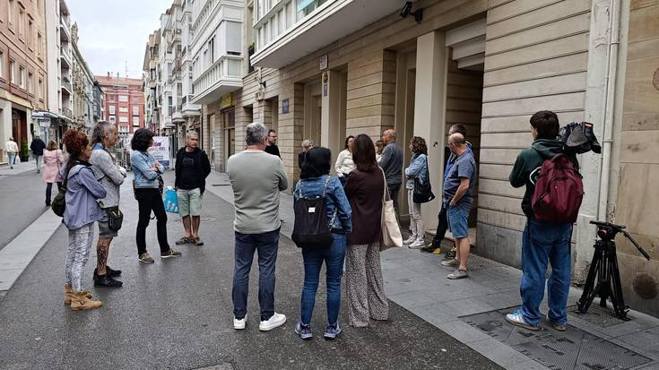 Hainbat ikasle garraiorik gabe utzi dituztela salatu dute Aguraingo institutuko gurasoek