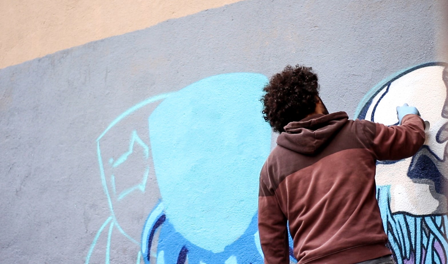 "Gasteizen nortasunaren parte dira grafitiak"