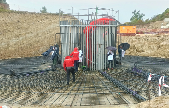 Bost ekintzailek Labrazako eolikoen lanak geldiarazi dituzte, eta lau atxilotu ditu Ertzaintzak