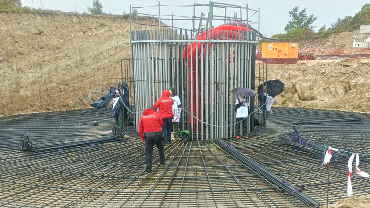 Bost ekintzailek Labrazako eolikoen lanak geldiarazi dituzte, eta lau atxilotu ditu Ertzaintzak