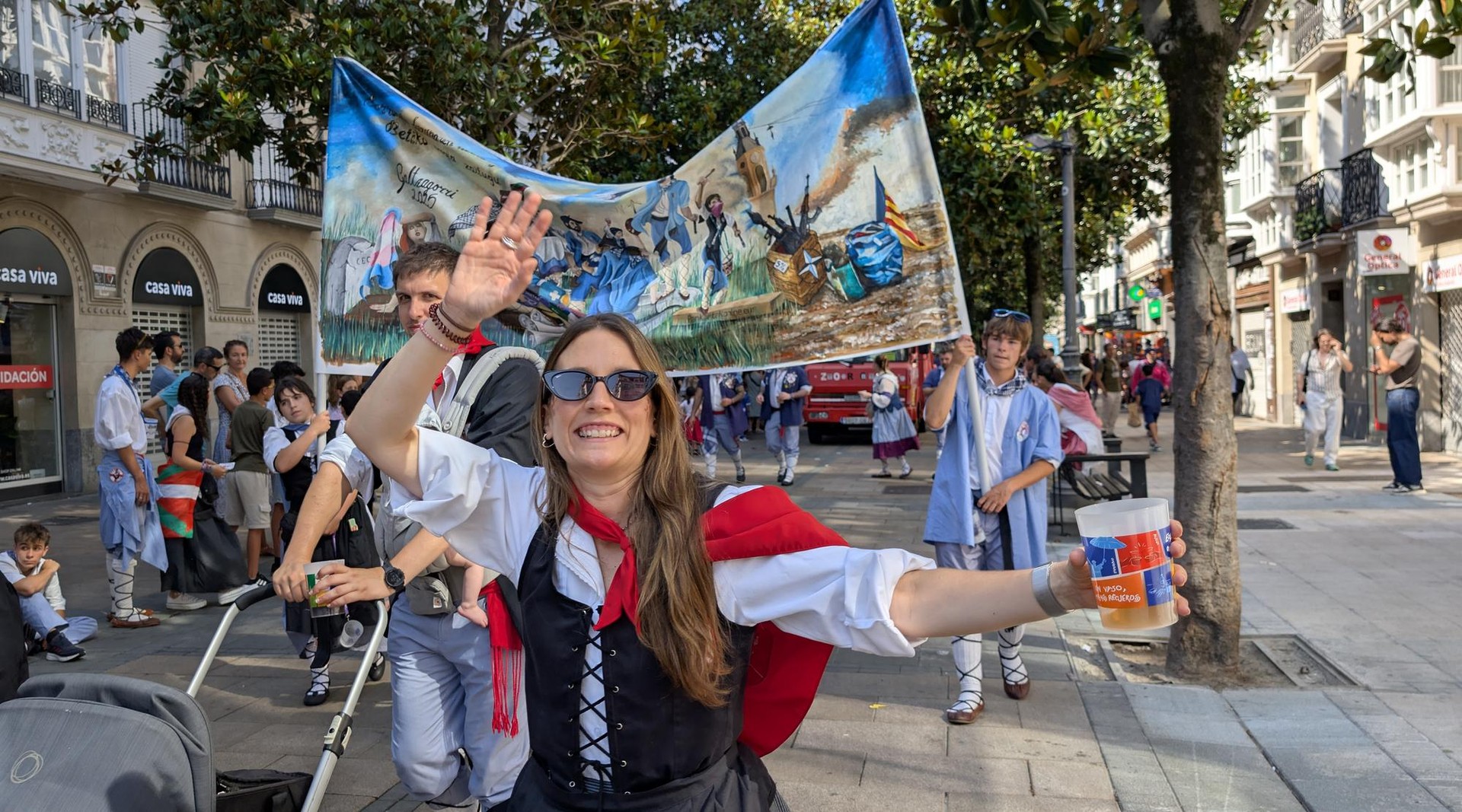 Blusa eta neskek paseillo bakarra, baina banatuta