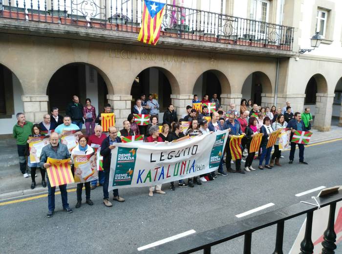 Estelada kendu dute Legution, Espainiako ordezkaritzaordearen aginduz