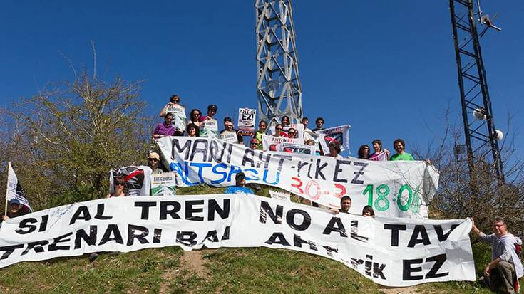 Tren sozialaren aldeko manifestazioa babesteko eskatu diete udalei eta kontzejuei