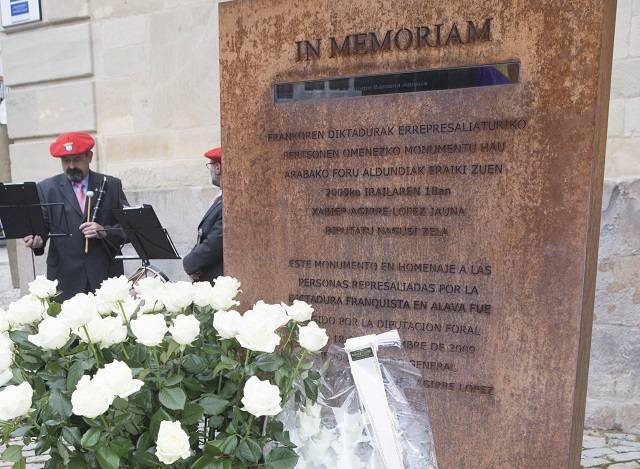 Iraganean emandako sari faxistak kentzeko lanak hasi ditu aldundiak