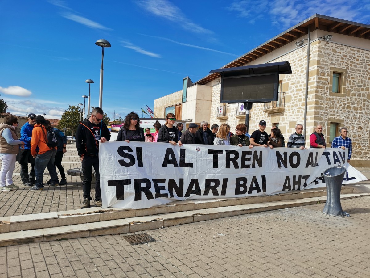 AHTaren zundaketak salatzeko elkarretaratzea deitu dute