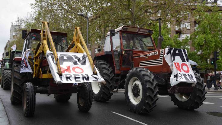 Batzar Nagusietako talde politikoei eskatu diete AHTaren obrak "berehala geldiarazteko"