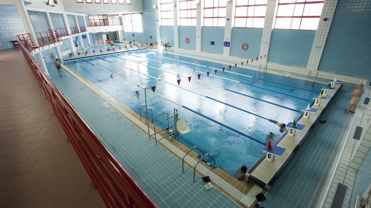 Ostiraletan eta asteburuetan zabaldu egingo da Gasteizko igerileku estalietako eskaintza