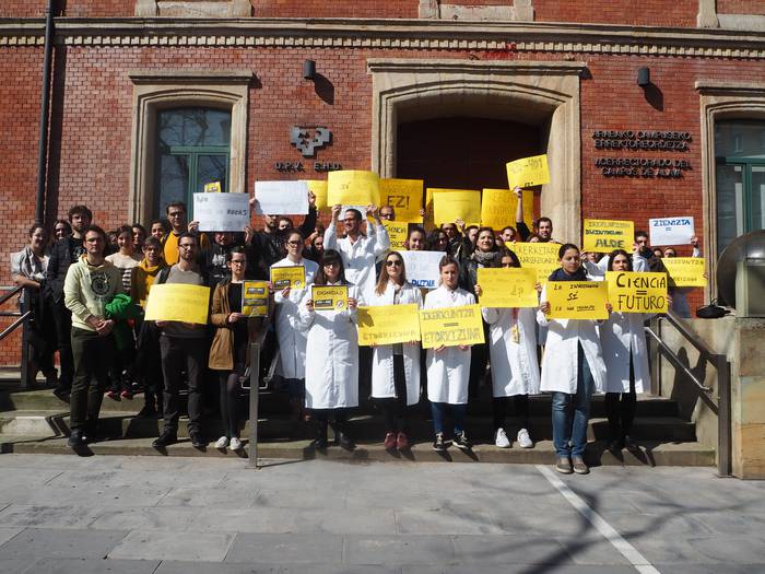 Protesta egin dute Euskal Herriko Unibertsitateko Ikertzaile aurre-doktoralek
