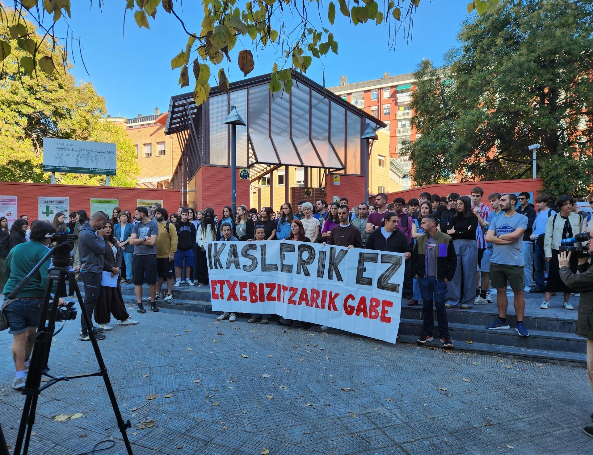 Miguel de Unamunoko hezkuntza komunitateak babesa adierazi die etxegabetze arriskuan dauden ikasleei
