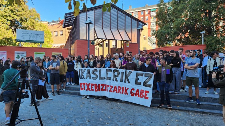 Miguel de Unamunoko hezkuntza komunitateak babesa adierazi die etxegabetze arriskuan dauden ikasleei