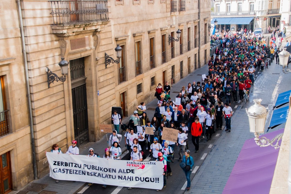 Mobilizazioekin jarraituko du Gasteizko Eskalatzaileak Sutan plataformak