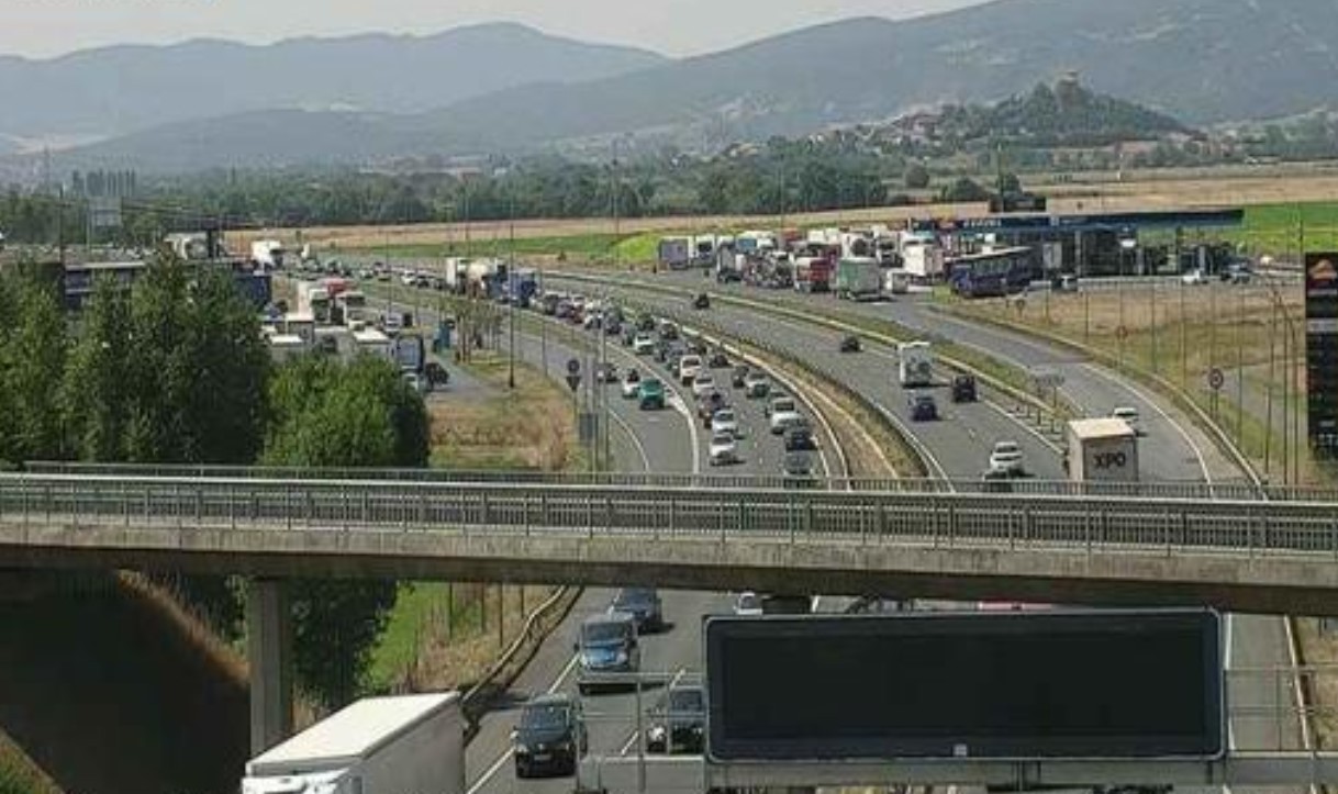 Bost ibilgailuk istripua izan dute A-1ean, Lopidan