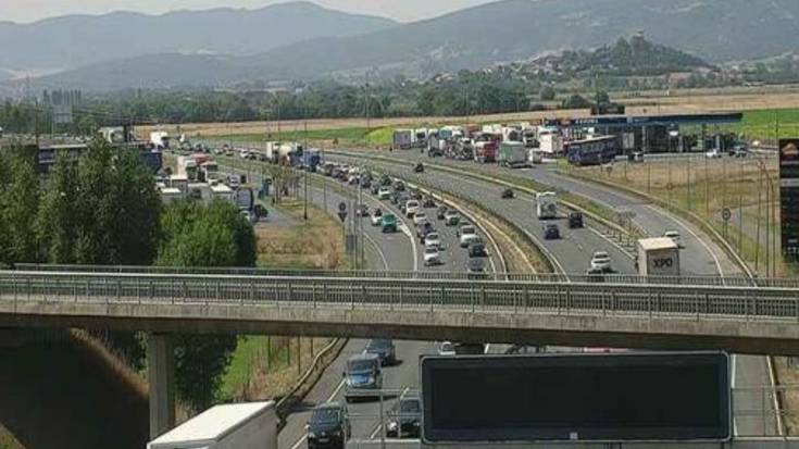 Bost ibilgailuk istripua izan dute A-1ean, Lopidan