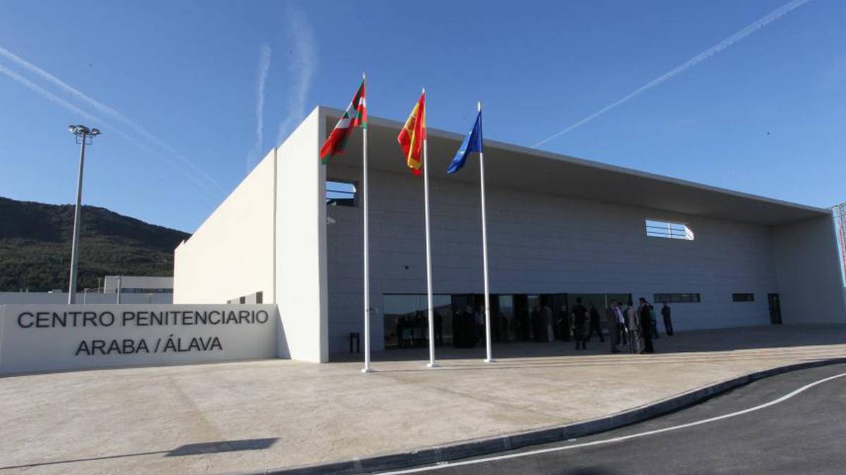 35 urteko preso bat hilik aurkitu dute ziegan Zaballako espetxean