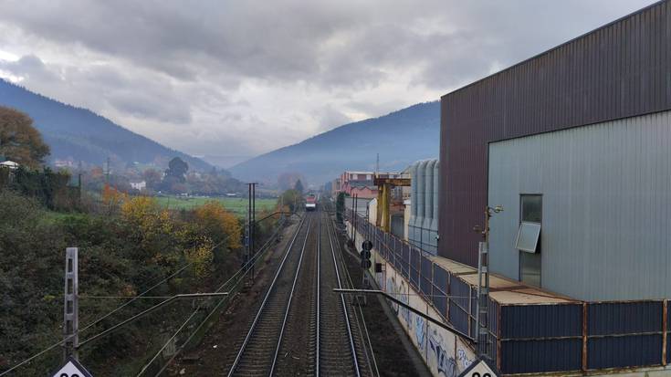 Trenak 85 urteko emakume bat harrapatu eta hil egin du Laudion