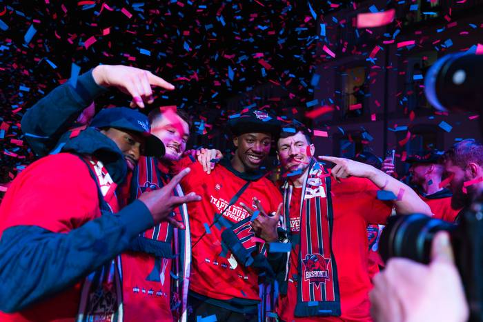 Baskoniako Kurucs jokalariari txistu egin zioten ospakizunean eta taldearen babesa jaso du