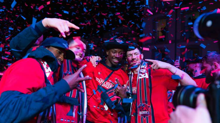 Baskoniako Kurucs jokalariari txistu egin zioten ospakizunean eta taldearen babesa jaso du