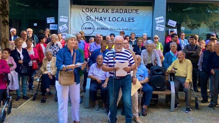 Judimendiko bizilagunak kalera atera dira Bizan berri bat eskatzeko
