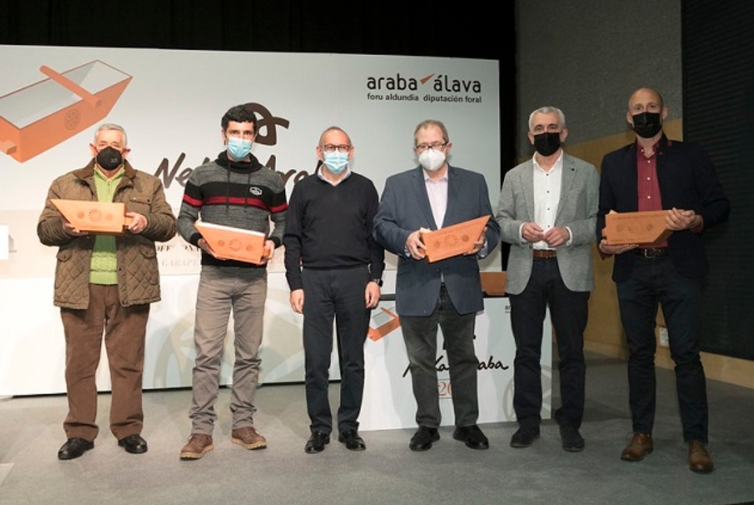 Lau proiektu saritu eta Alberto Lopez de Ipiña omendu dute Nekazaraba Sariek