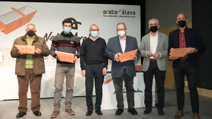 Lau proiektu saritu eta Alberto Lopez de Ipiña omendu dute Nekazaraba Sariek