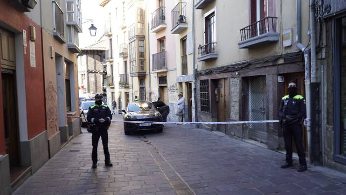 Adin txikikoak dituen familia bat etxegabetu du Gasteizko Udalak