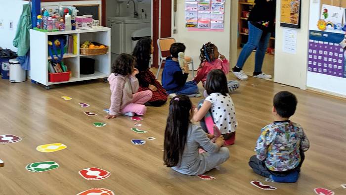 Orletako argazkiei begira