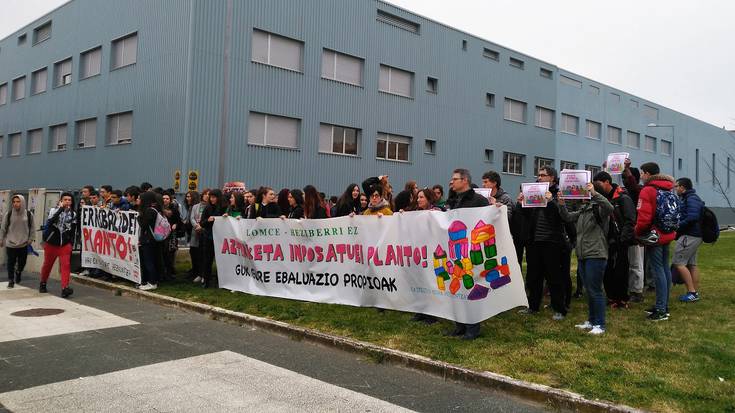 Errebalidari planto egin diote hainbat ikastetxetan 