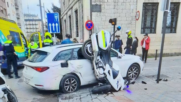 Istripu ikusgarria Udaltzaingoaren motor baten eta kotxe baten artean