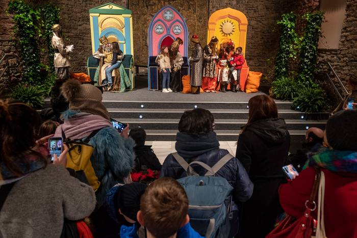 Zazpi karroza eta 300 lagun, Errege Magoekin batera