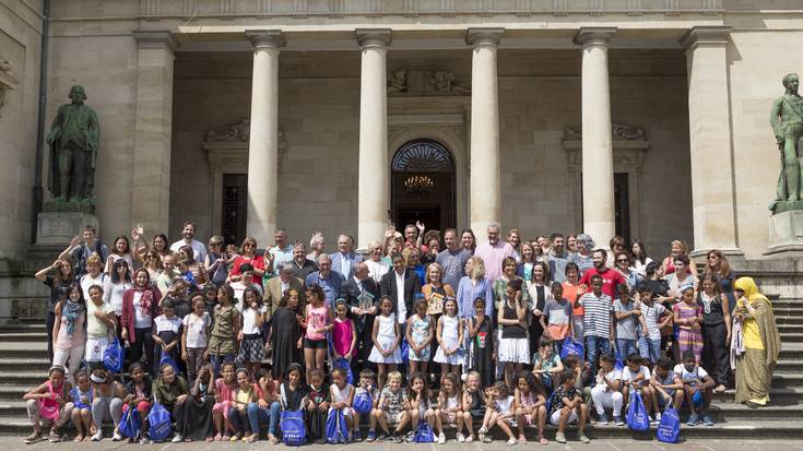 Uda Araban igaroko duten ume sahararrei harrera egin diete