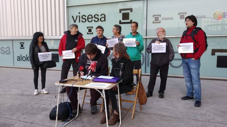 Alokabide esleipendunak "etxebizitza kaltegarriak" onartzera derrigortzen ari dela salatu dute