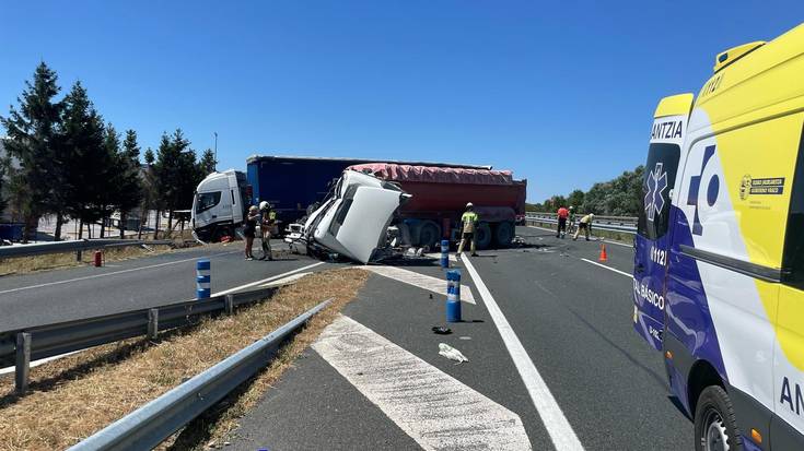 Bi zauritu izan dira Donemiliagan izandako istripuan