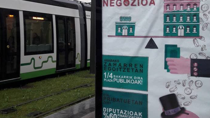 Gasteizko markesinetan iragarkiak agertu dira adinekoen egoitzen negozioaren aurka