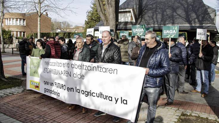 Nekazari eta abeltzainek landa eremuaren prekarizazioa salatu dute