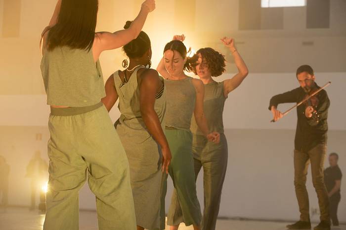 'EzBerdin Berdinak' ikuskizunak gogoetarako plaza zabalduko du Gasteizen