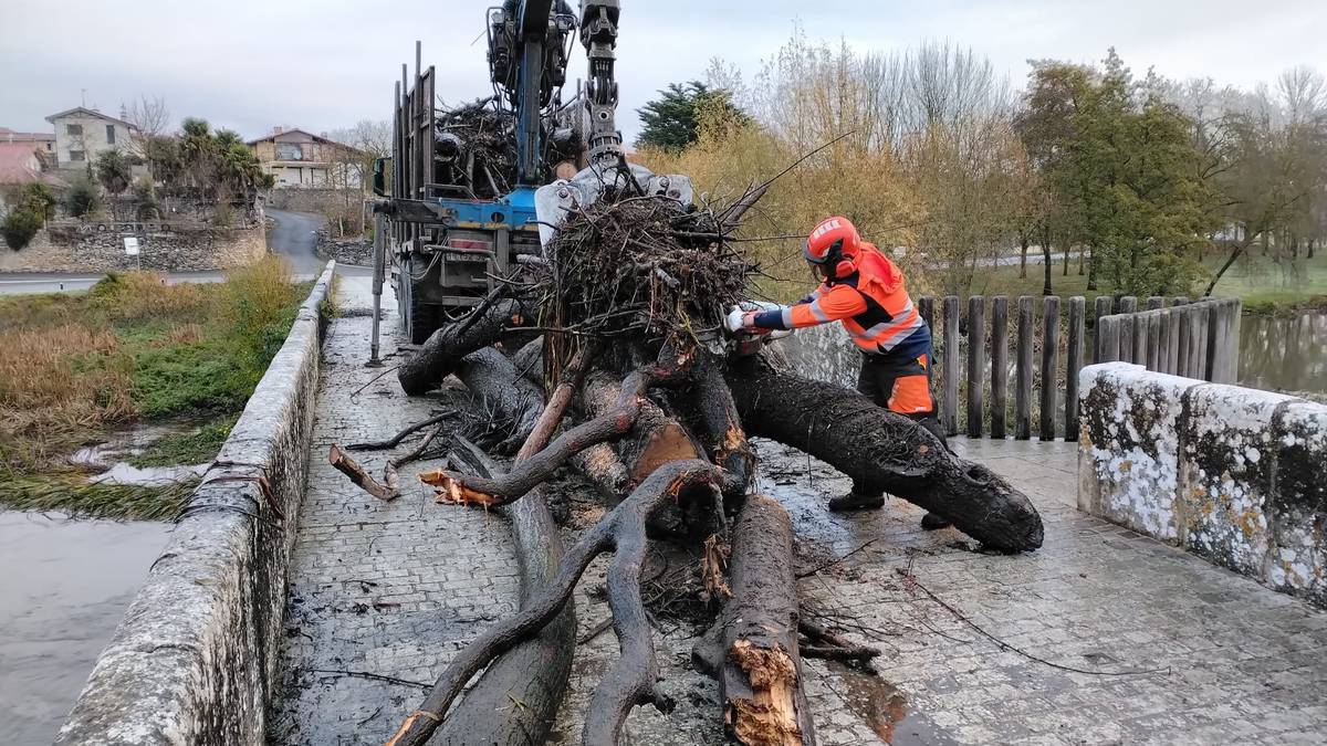 Trespondeko zubia garbitu du Urak, jabeak egin ez duelako
