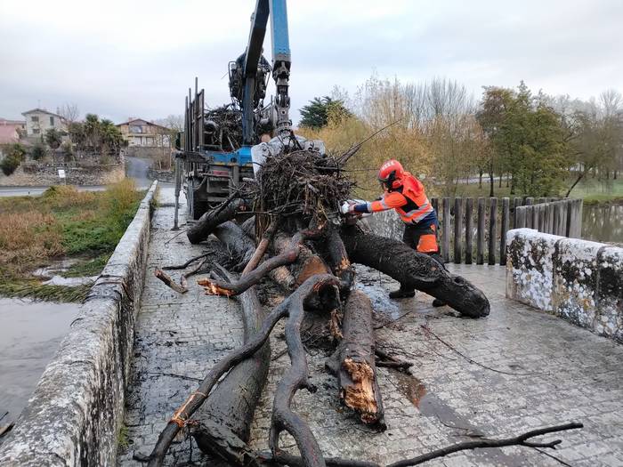 Trespondeko zubia garbitu du Urak, jabeak egin ez duelako