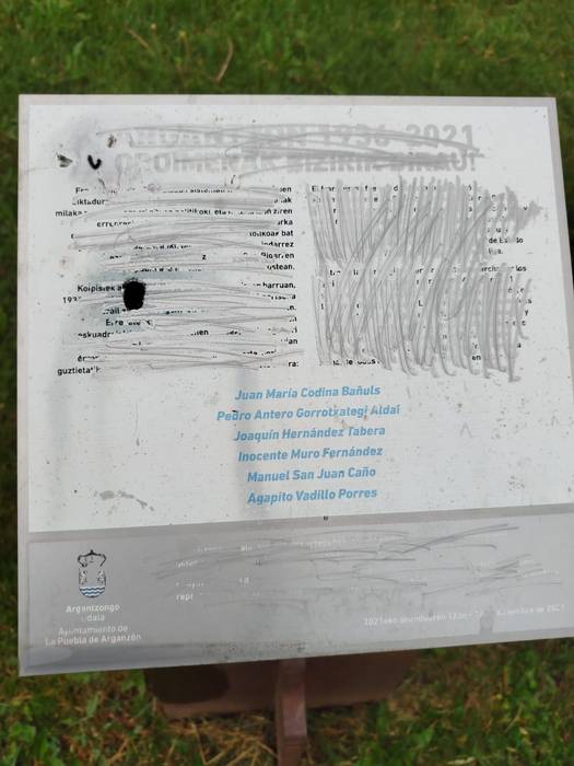 Frankismoaren biktimen omenezko plakari eraso egin diote Argantzonen