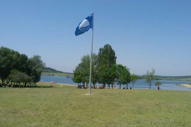 Garaioko eta Landako hondartzek bandera urdina lortu dute aurten ere