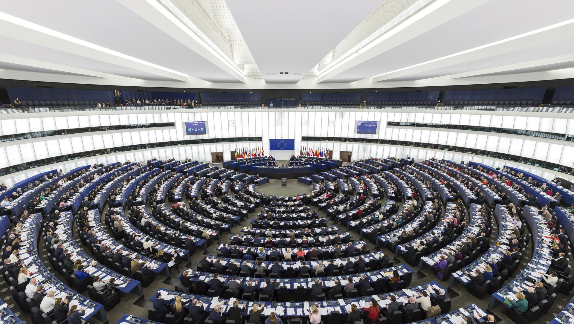 Europa: hain gertu, hain urrun