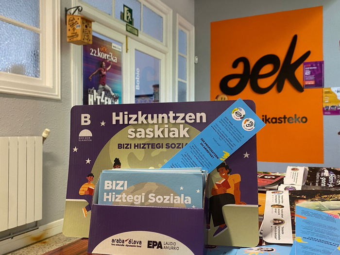 Euskaraz eta beste zazpi hizkuntzatan sortutako hiztegiak banatu ditu Bor-bor elkarte feministak