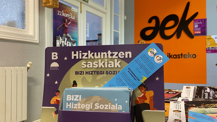 Euskaraz eta beste zazpi hizkuntzetan sortutako hiztegiak banatu ditu Bor-bor elkarte feministak