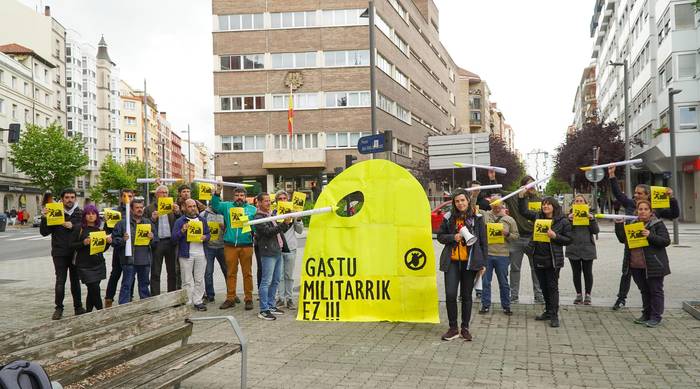 Misilak zaborretara bota dituzte gastu militarraren aurka