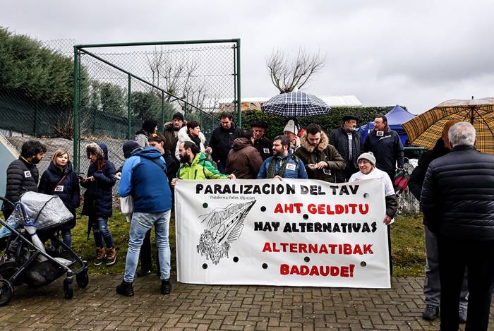 Egungo trenbideak egokitzea eskatu dute Añanako bizilagunek, Burgos-Gasteiz AHTren aurrean