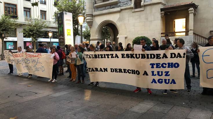 Pertsona "babesgabeen kontra" oldartu izana leporatu diote Gasteizko Udalari