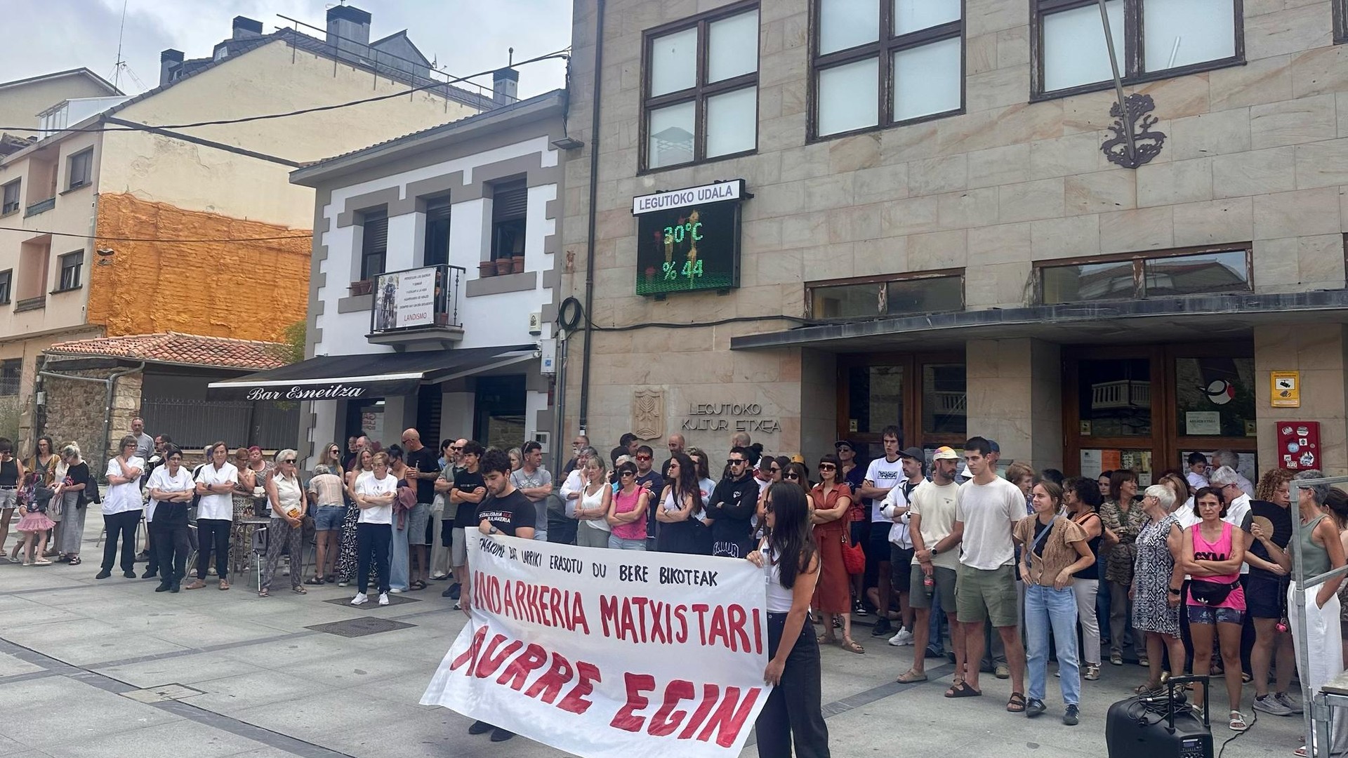 Gizon bat atxilotu dute Legution, bikotekidea jipoitzea egotzita